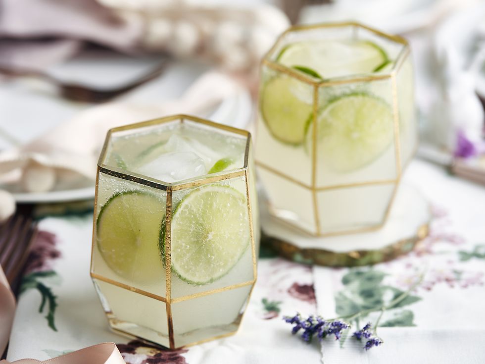 cocktails with lime slices and ice cubes
