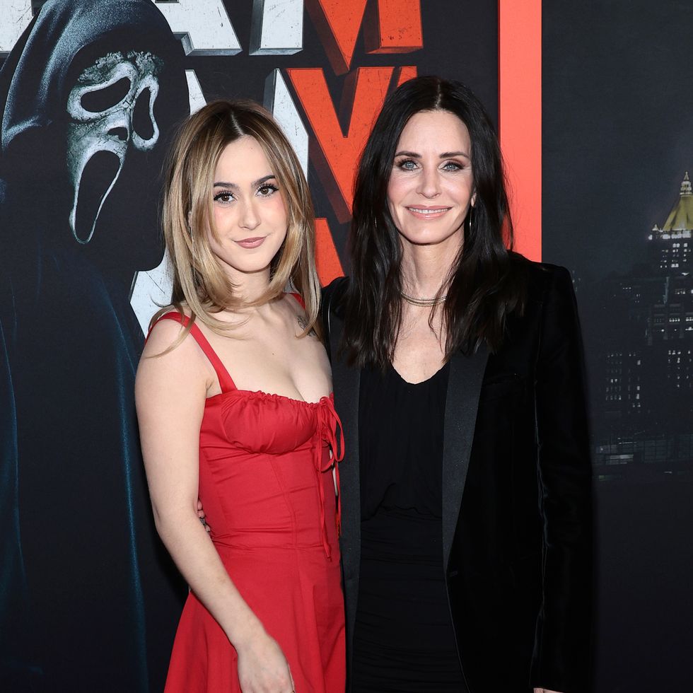courteney cox embracing her daughter coco at a film premiere