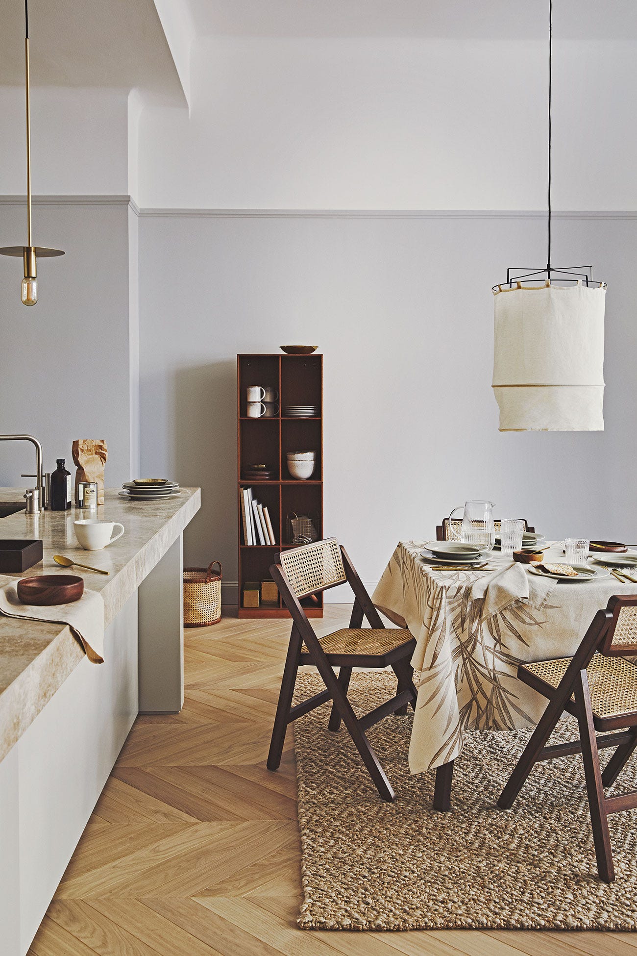 cocina con office estilo moderno en blanco y gris