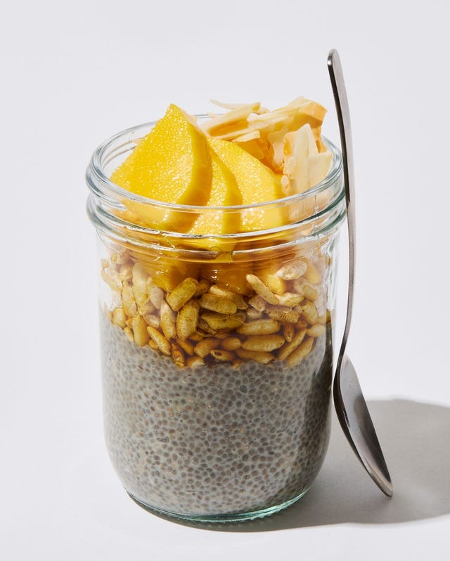 pudín de chia en capas con cereales y rodajas de mango