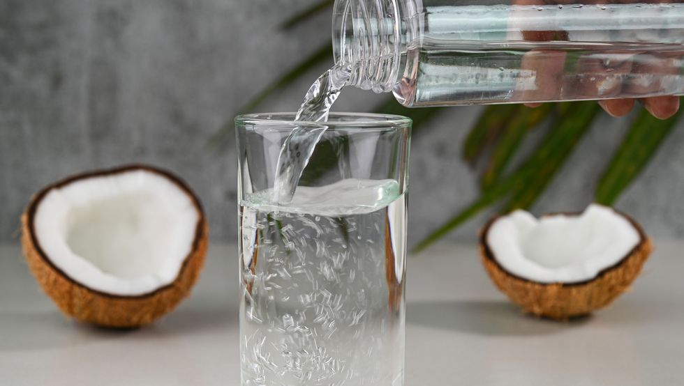 bicchieri di rischio di calcoli renali con cocco aperto