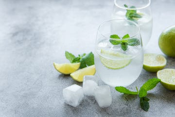 cómo hacer cubitos de hielo caseros rápido como los de los bares