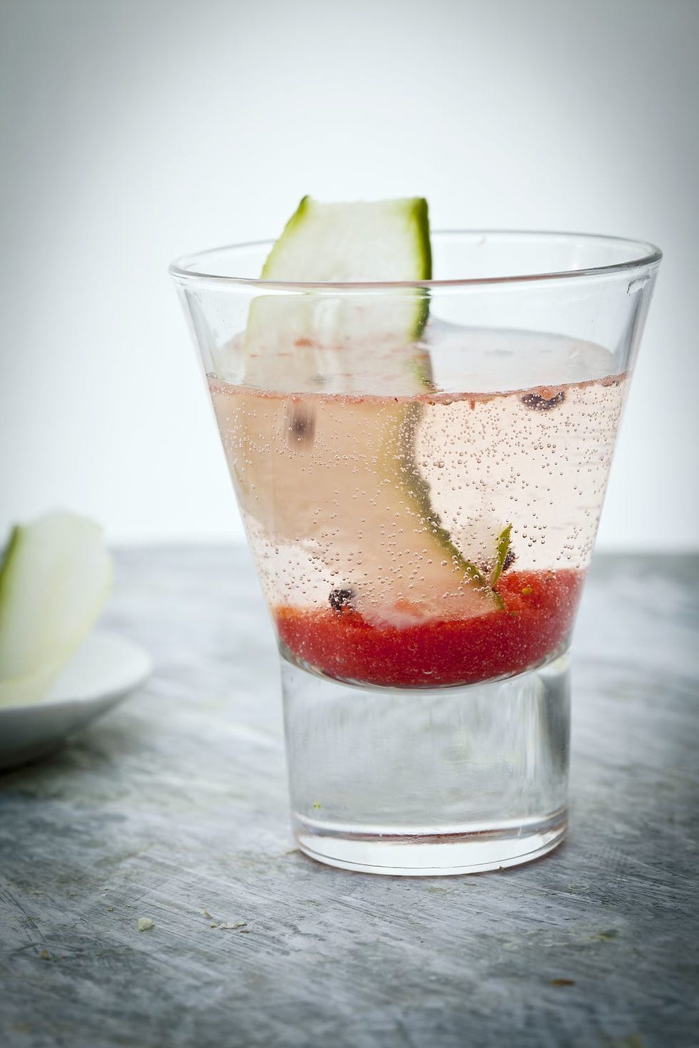 cóctel de fresa, vodka y pepino