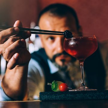 barman preparando un coctel