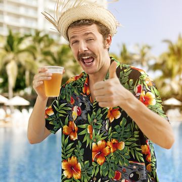 turista bebiendo cerveza en la piscina de un hotel