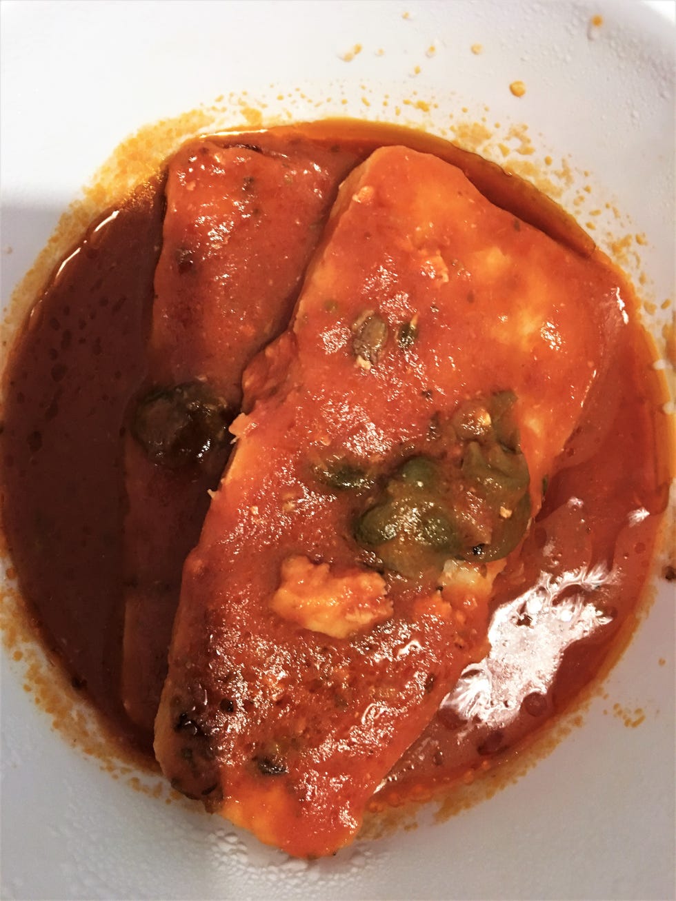 bacalao con tomate en plato