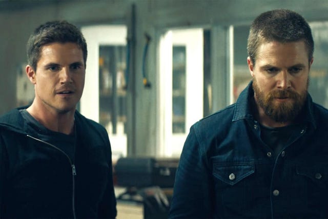 los hermanos robert y steven amell en la pelicula code 8 de netflix