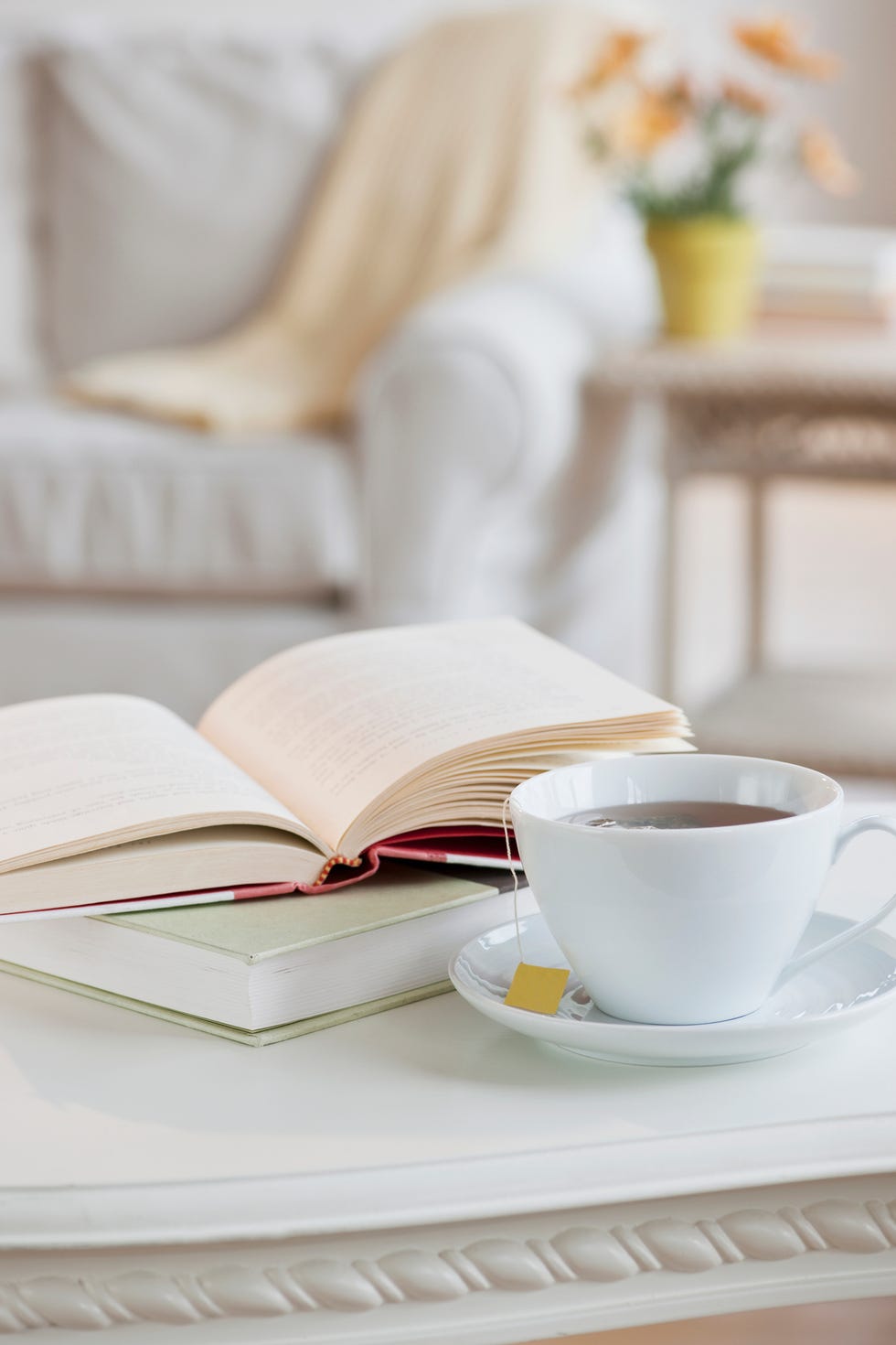 Чашка кофе и книга