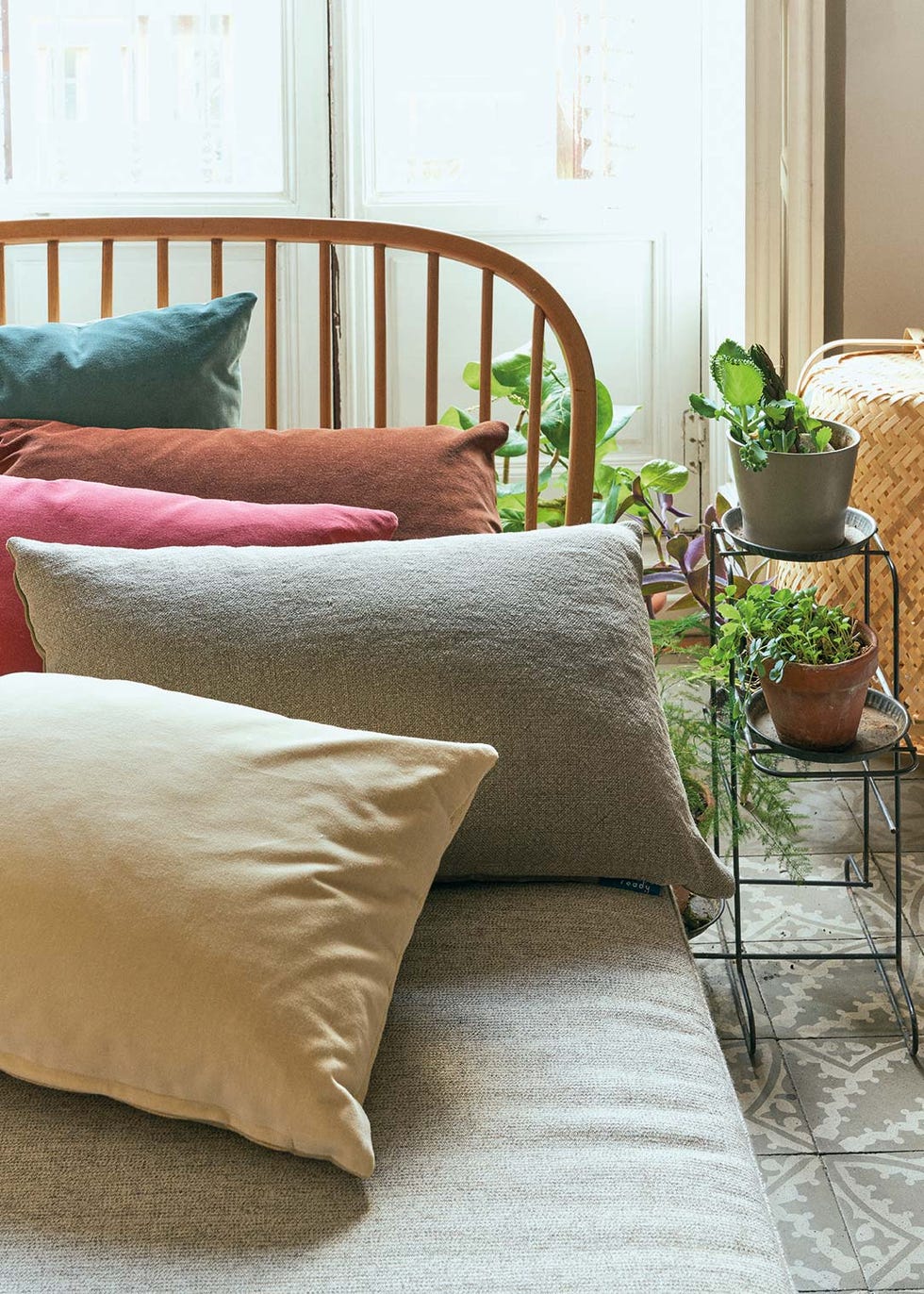 Cama con almohadones