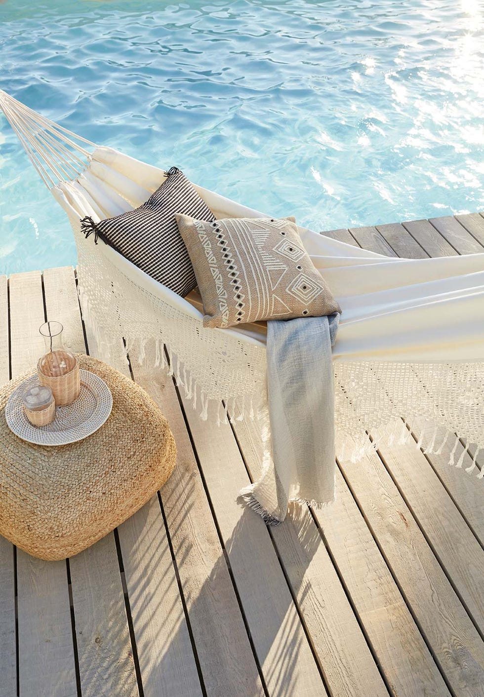 hamaca color blanca y con bordado junto a la piscina estilo boho chic