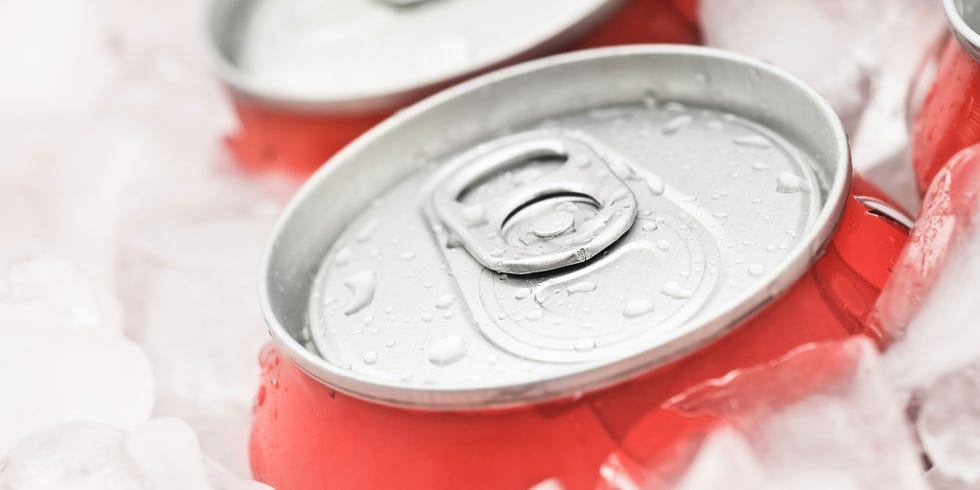 Does tapping the lid of a fizzy drink can stop the drink from fizzing up?