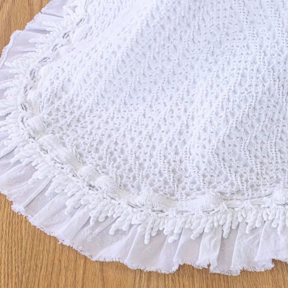 colcha de la cama de color blanco