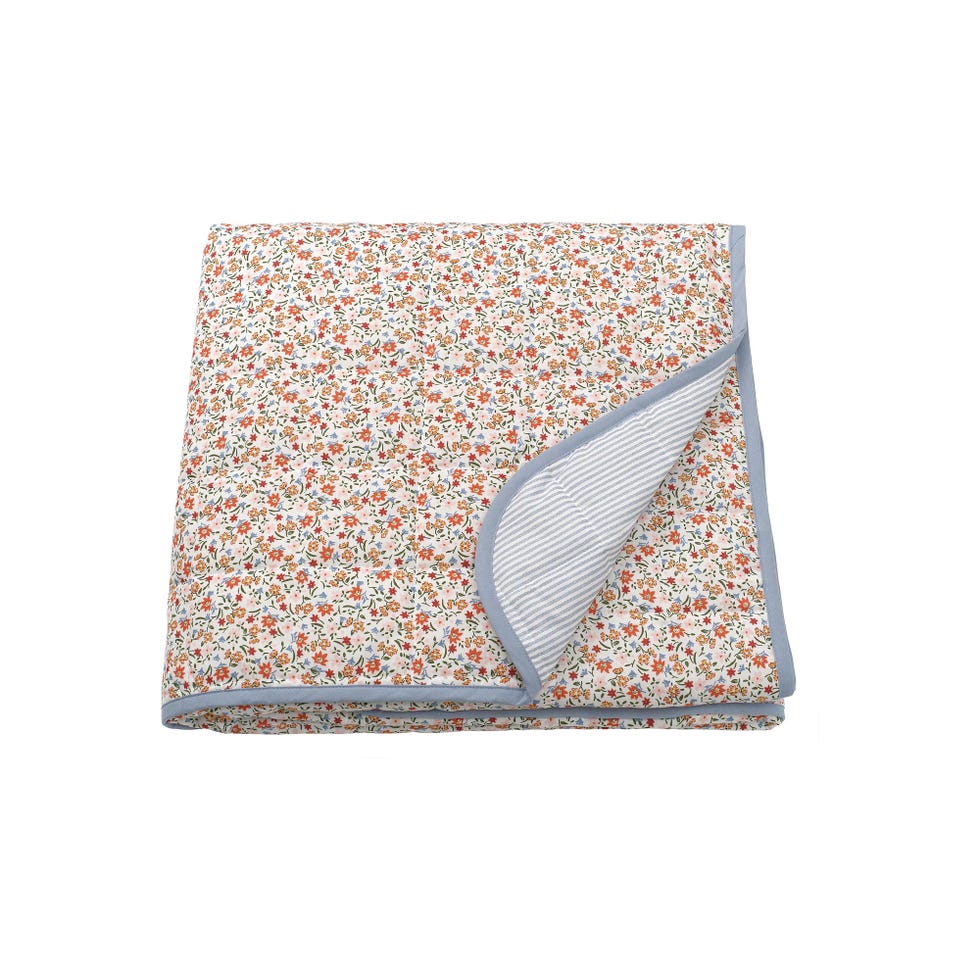 colcha guateada con flores pequeñas gullnattljus