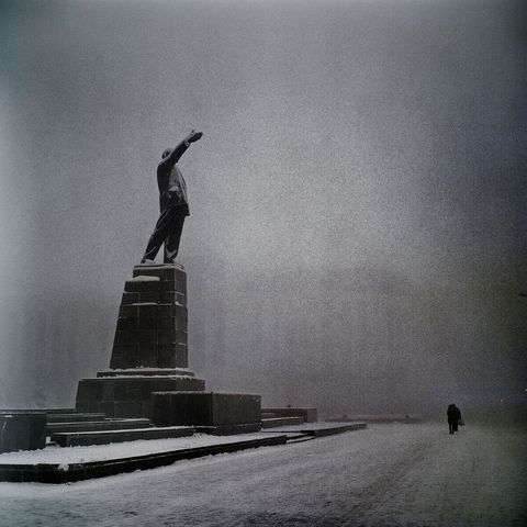 Een standbeeld van Lenin waakt over het lege Leninplein