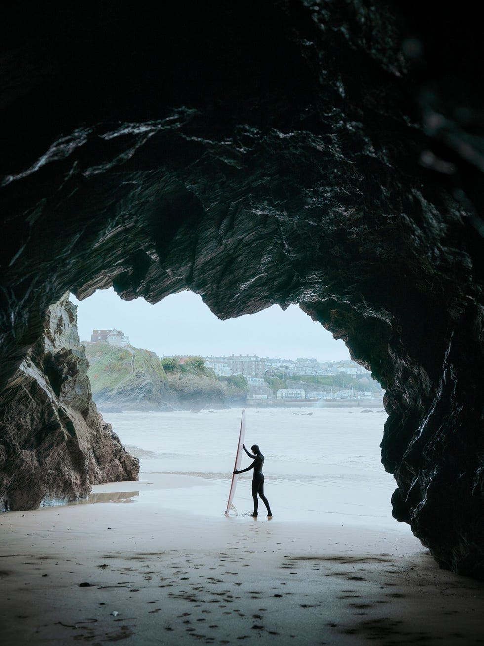 Newquay is gebouwd op rotsen De stranden liggen verborgen achter de voet van de kliffen