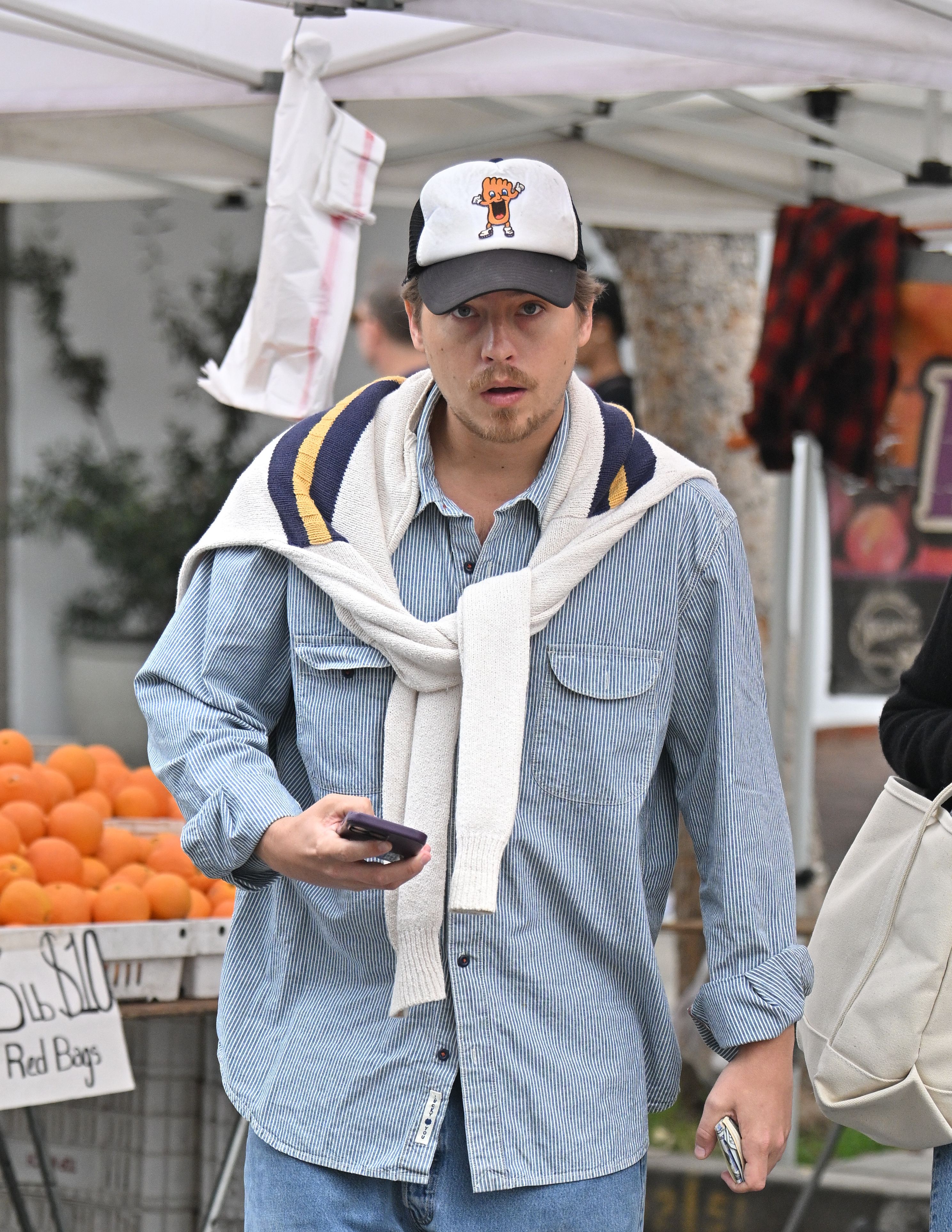 Cole Sprouse ha un account “segreto” dove posta le persone che lo fotografano