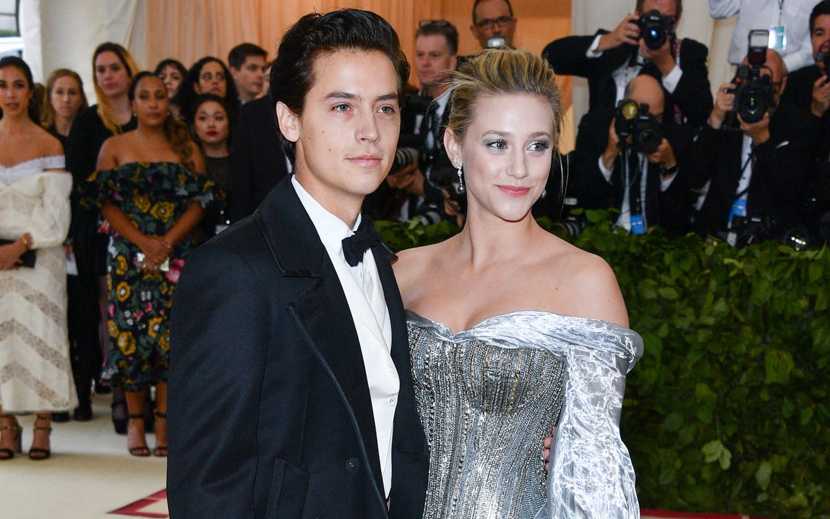 Een bron vertelt hoe het nu is met Lili Reinhart en Cole Sprouse