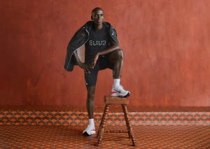 eliud kipchoge con su colección de ropa y zapatillas de nike