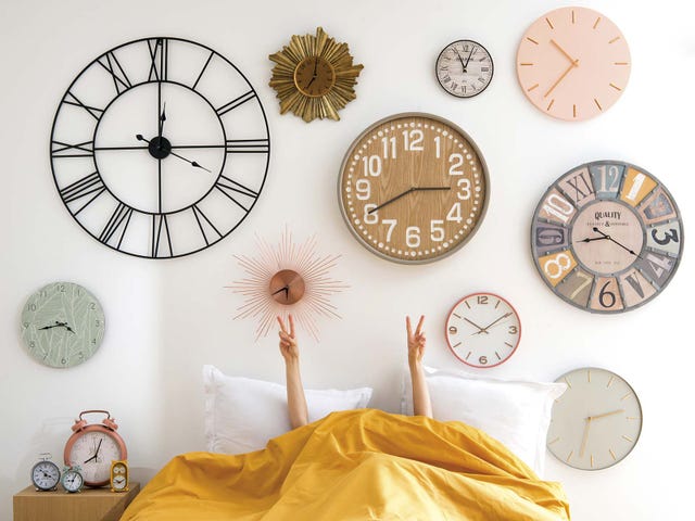 colección de relojes de pared en el dormitorio