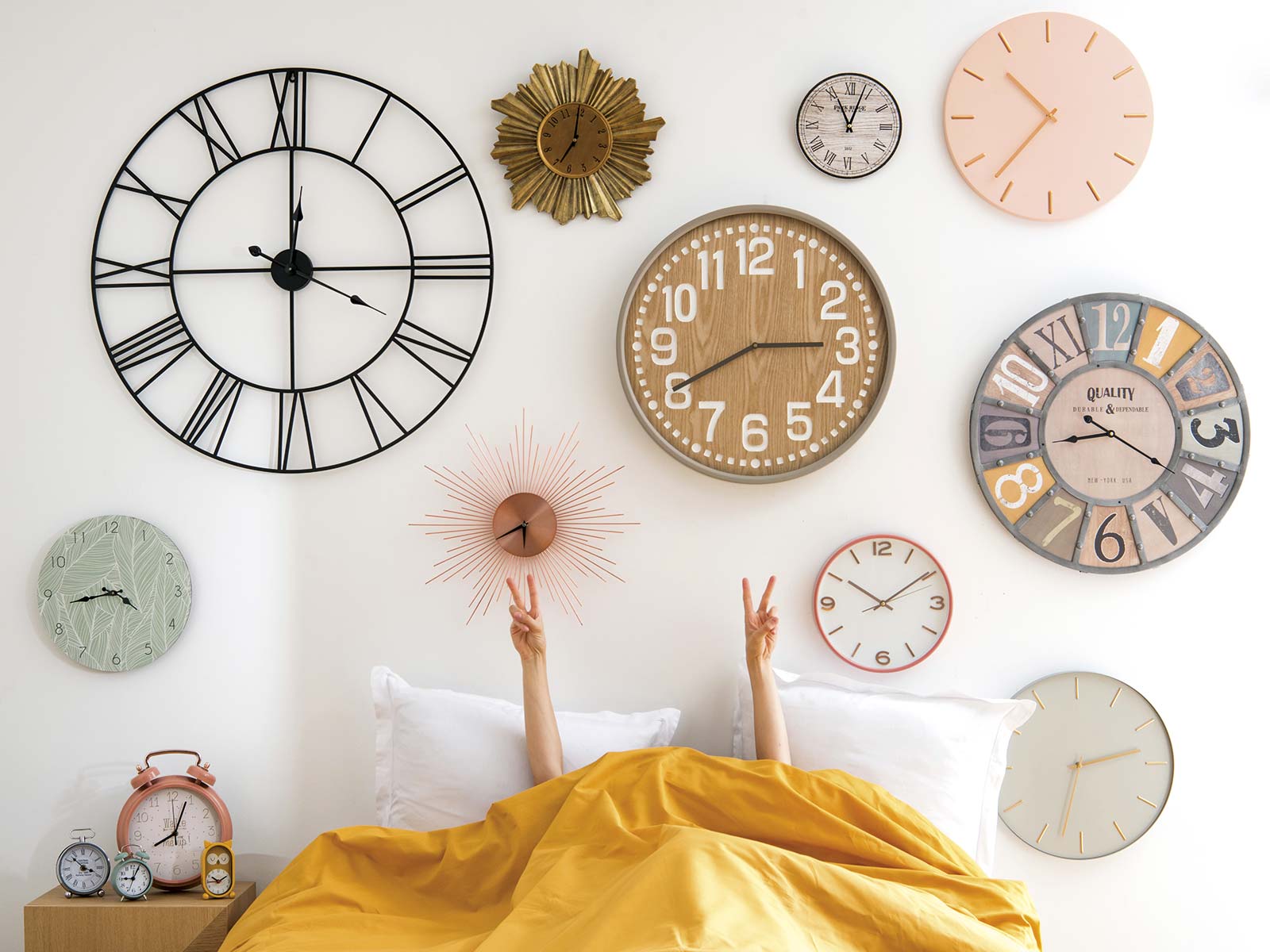 colección de relojes de pared en el dormitorio