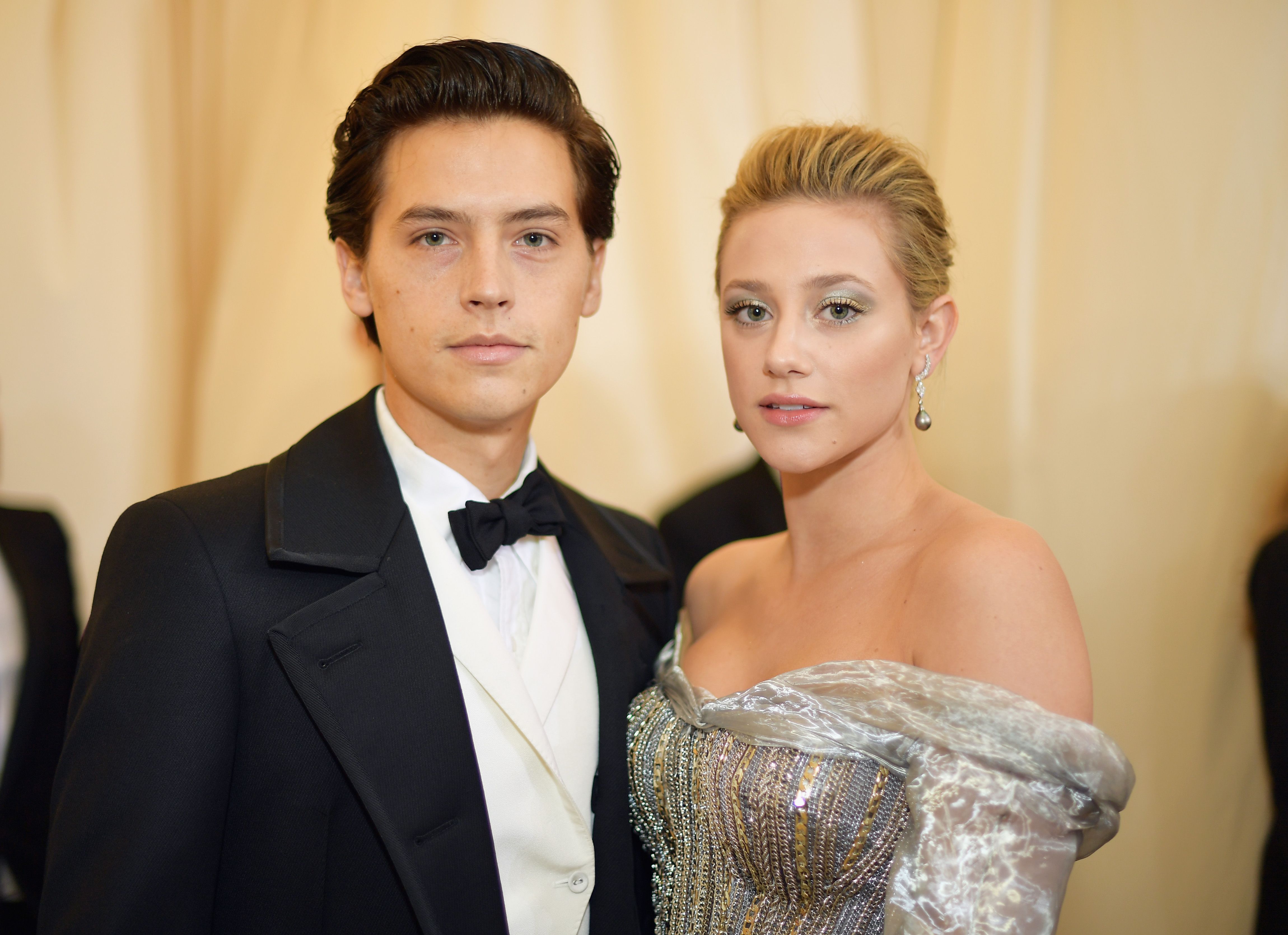 Lili Reinhart en Cole Sprouse maken hun relatie Instagram Official