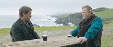 escena de la película "almas en pena de iniseherin", con colin farrell y brendan gleeson