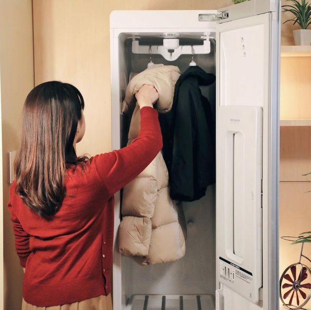 新冠肺炎防疫又一招！髒衣服扔進「智慧電子衣櫥」20分鐘洗淨、烘乾、燙平平！