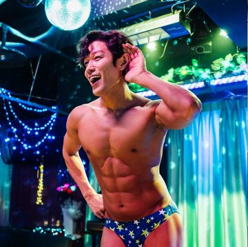 《城市獵人》真人版鈴木亮平只穿內褲熱舞大秀深邃腹肌，是日本演藝圈著名筋肉男神