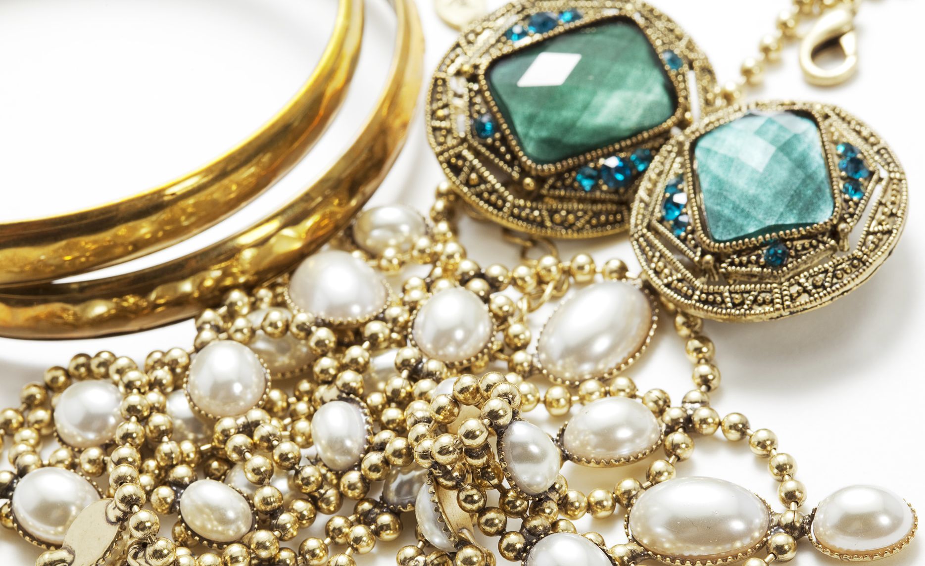 Understanding the Distinctions Between Vintage and Antique Jewellery