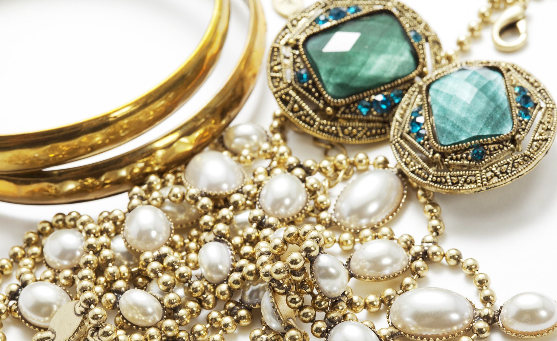 Understanding the Distinctions Between Vintage and Antique Jewellery