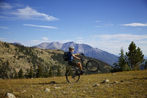 USA, Colorado, Monarch Crest Trail, Side view of cyclist doing wheelstand