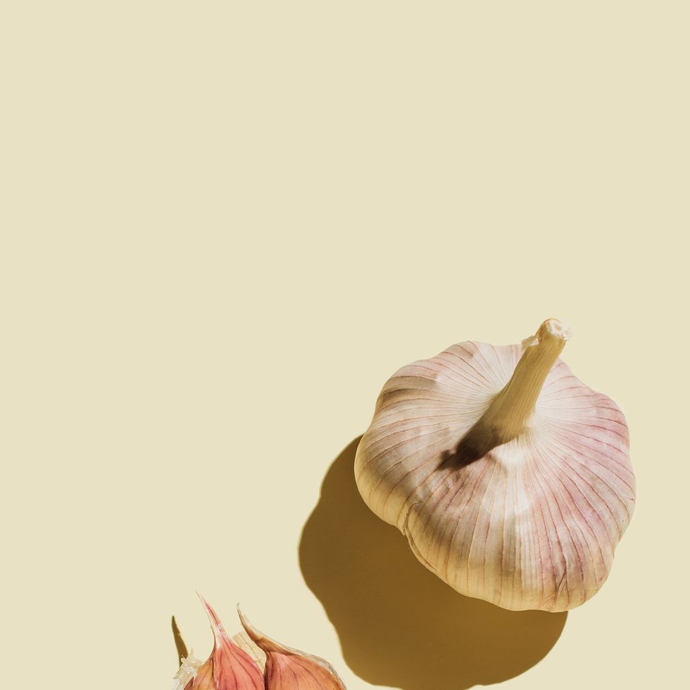colorful seamless pattern with garlics on beige background. cooking, culinary, farming, farming and organic food concept. flat lay, top view.