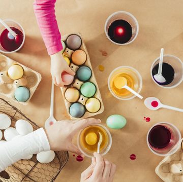 coloring easter eggs with natural dye