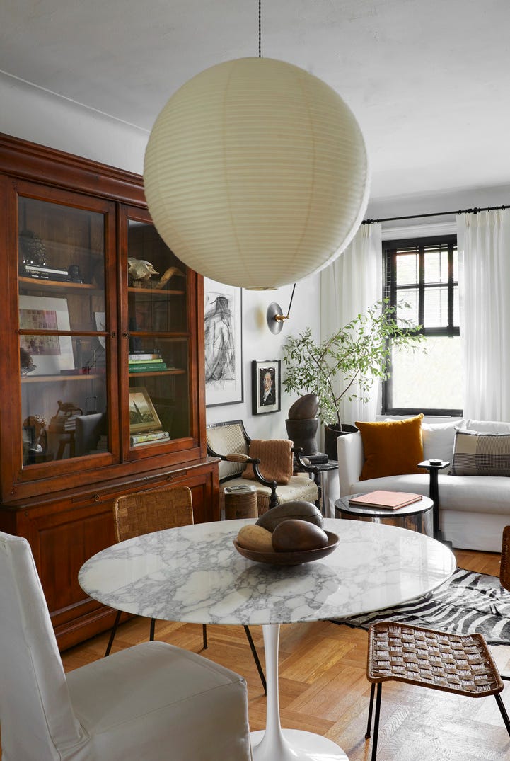 david frazier nyc apartment
living room
with limited space in this new york
city apartment, designer david frazier
divided the living room into two
distinct zones lounging and eating
paint simply white, benjamin
moore dining table eero saarinen,
knoll chairs lee industries
slipper vintage french rattan
vintage kaare klint safari
pendant isamu noguchi bookcase
scott antique markets ram’s
head vintage, high point market