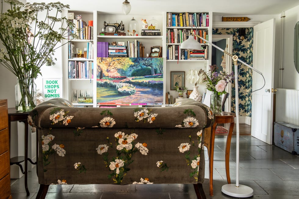 12 muebles y objetos decorativos de ikea perfectos para renovar casas de campo lámpara de pie metálica estilo industrial