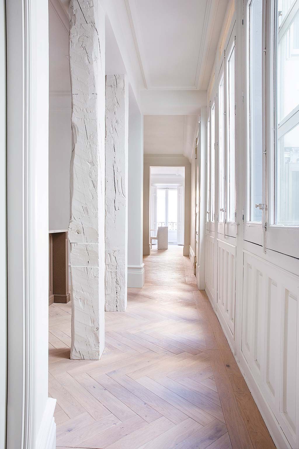Revistero de madera con diseño de piso decorado moderno