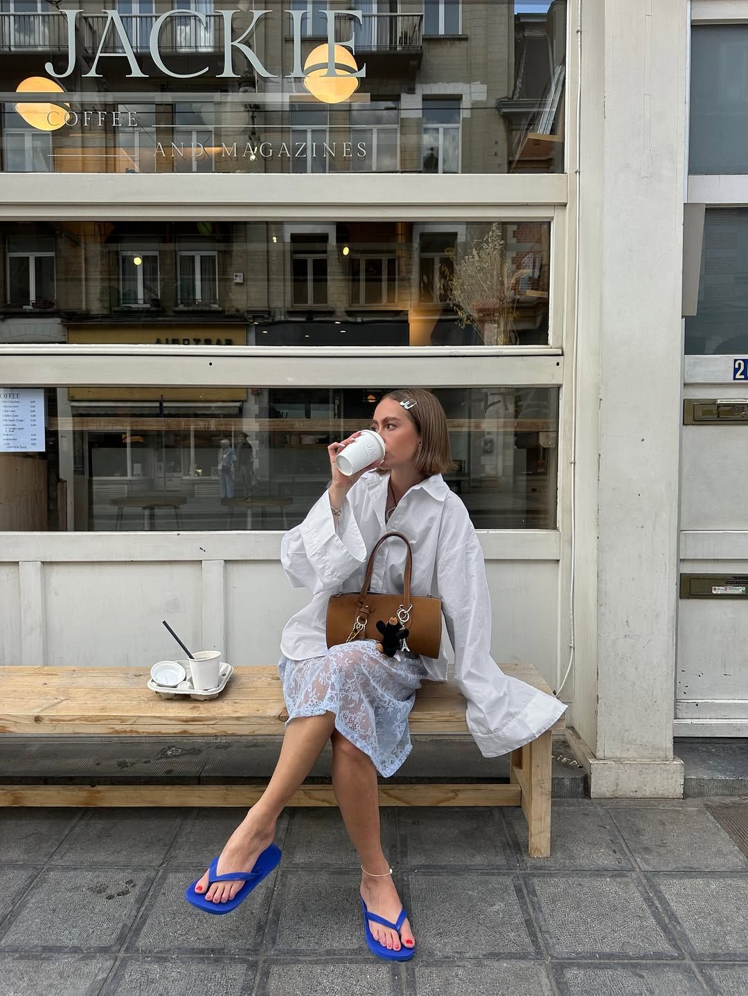 Come indossare la camicia bianca, le ispirazioni cool per l'estate 2025