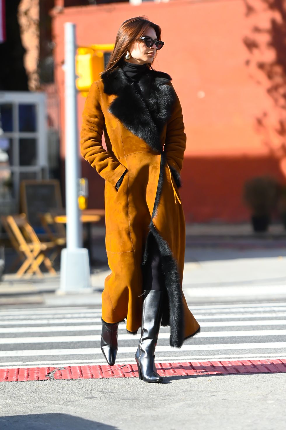 come abbinare cappotti pelliccia inverno 2023 emily ratajkowski tendenze street style