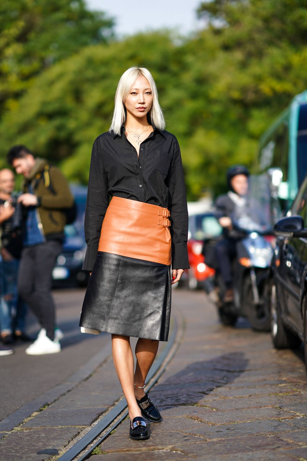 moda autunno 2023 scopri come abbinare gonne e mocassini secondo gli street style, cioè come indossare i loafer con minigonne e maxi skirt