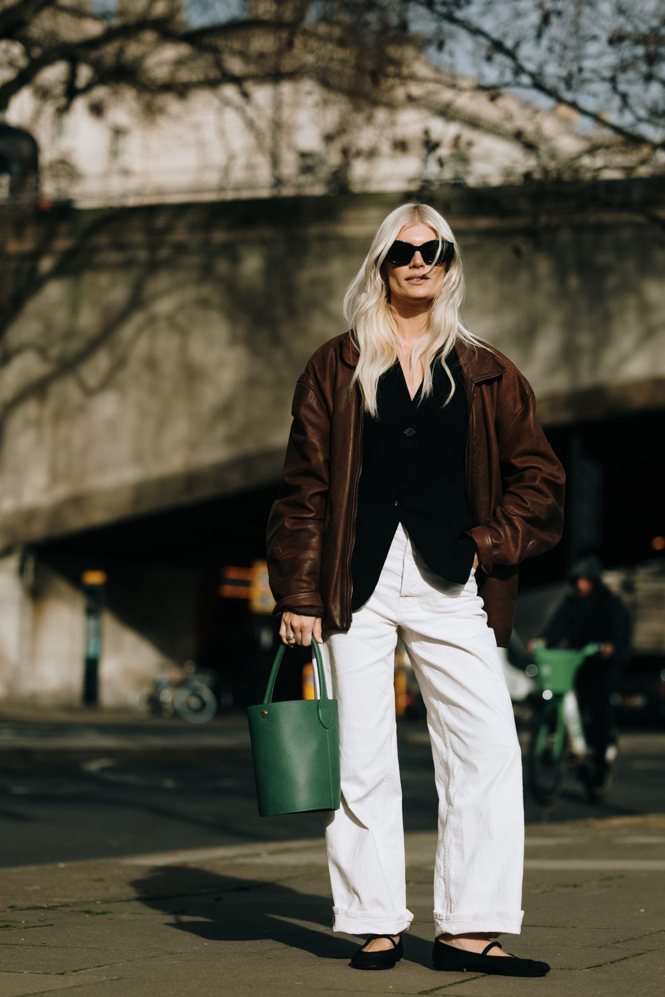 Pantaloni primavera 2024 come abbinare i jeans bianchi e dove comprarli