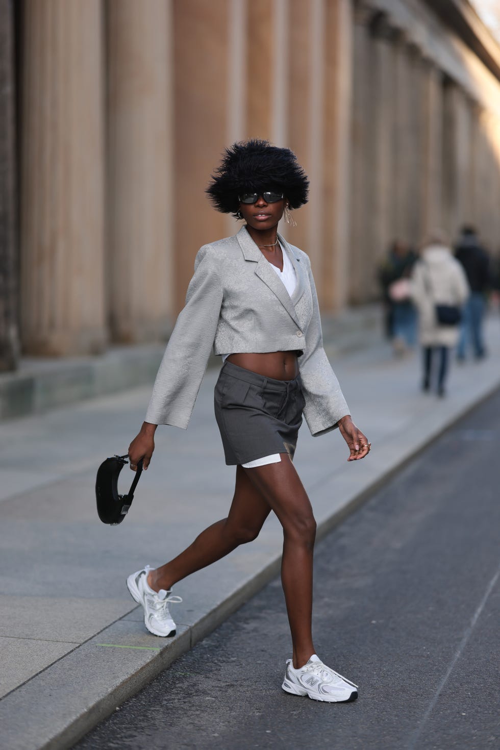 Moda primavera 2023: come abbinare le minigonne secondo gli street style