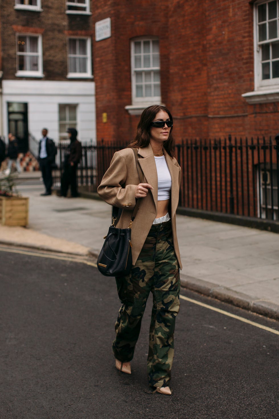 How to combine spring 2025 trousers camouflage outfit