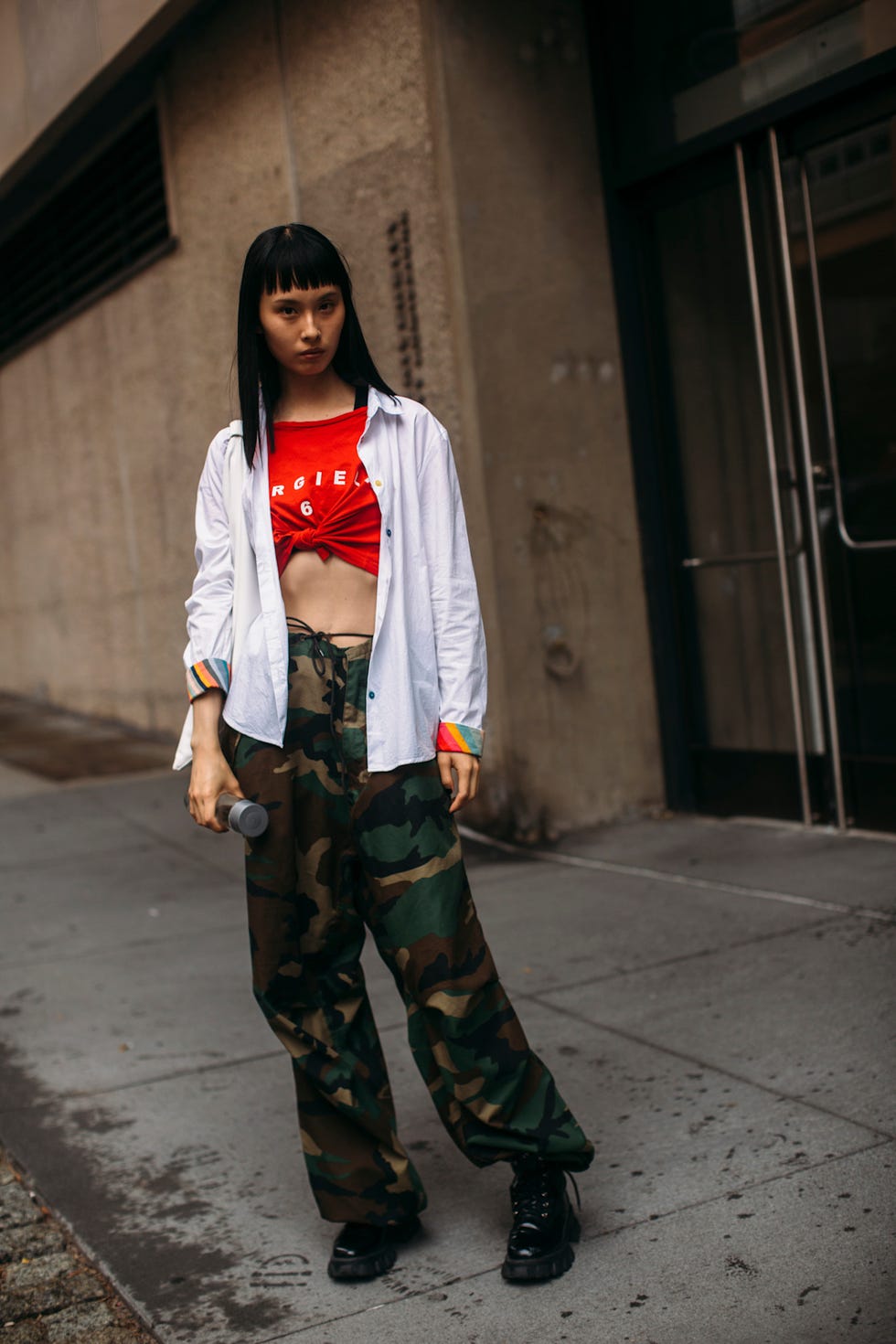 How to combine spring 2025 trousers camouflage outfit