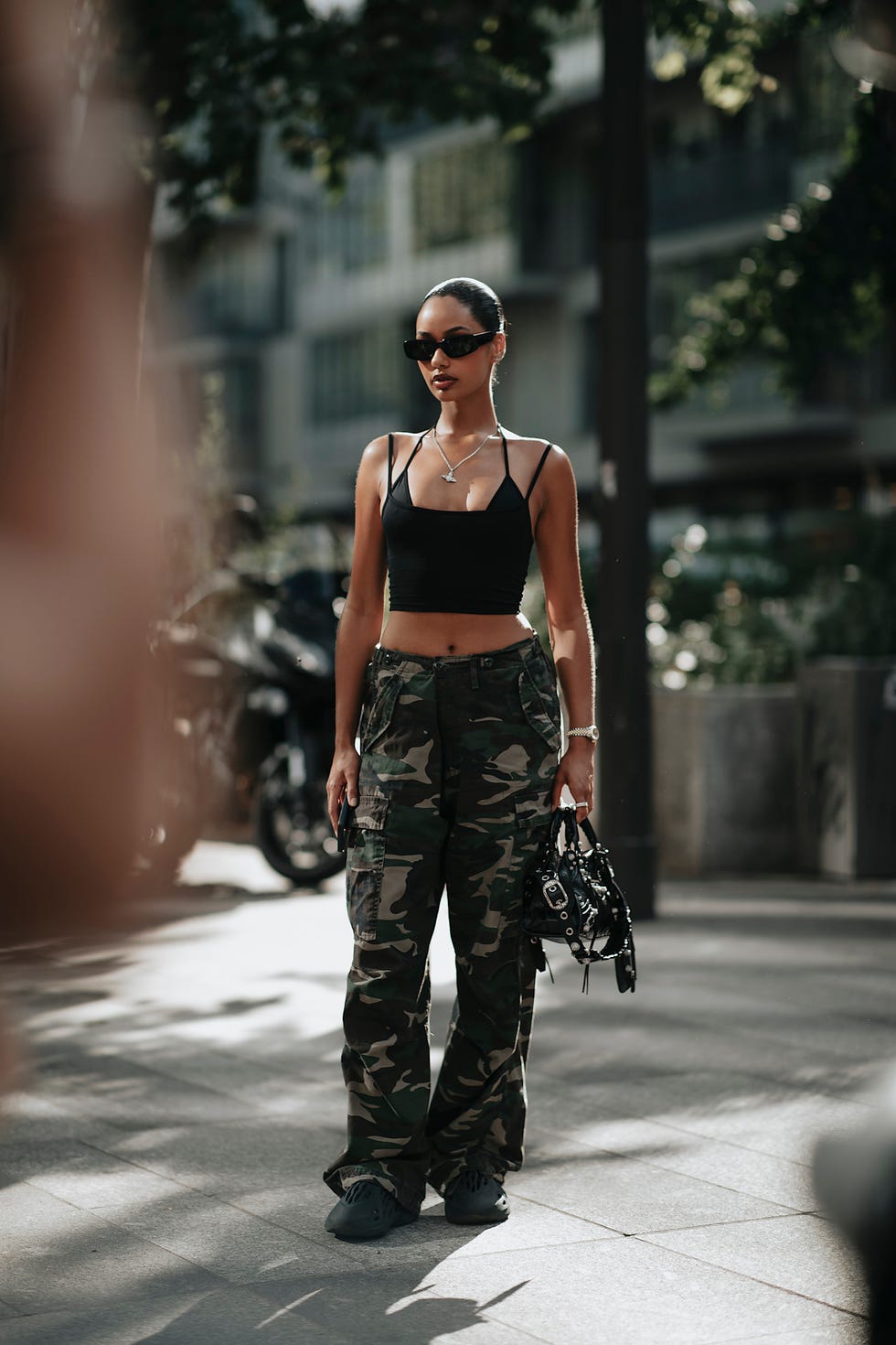 How to combine spring 2025 trousers camouflage outfit
