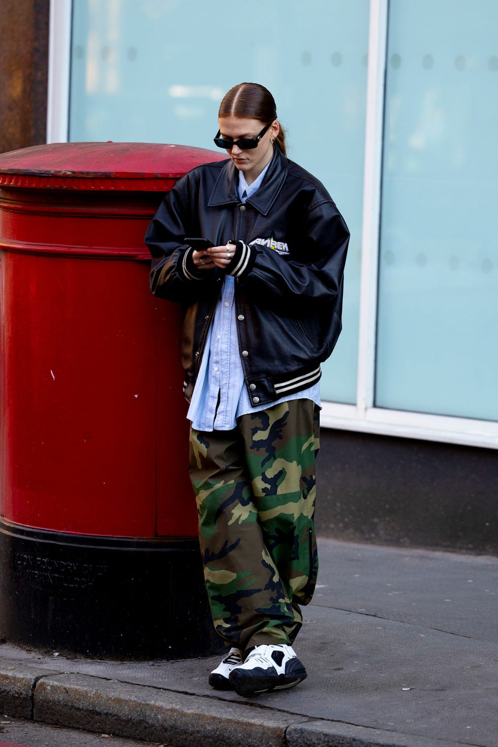 How to combine spring 2025 trousers camouflage outfit