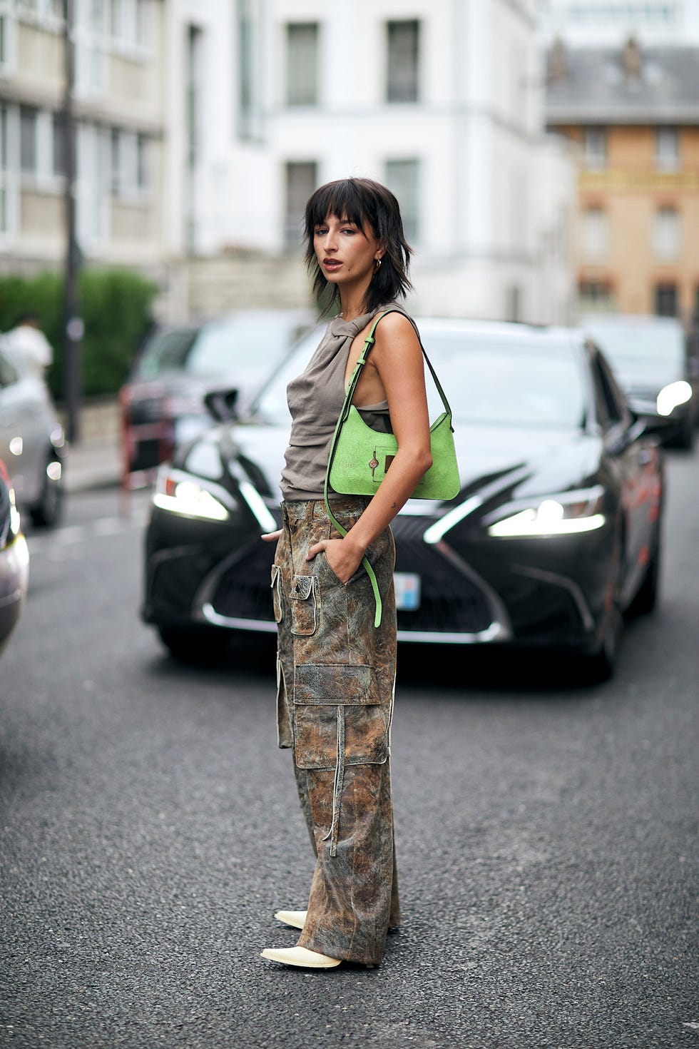 How to combine spring 2025 trousers camouflage outfit