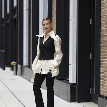 Victoria De Angelis è glam rock: sotto al blazer laminato indossa