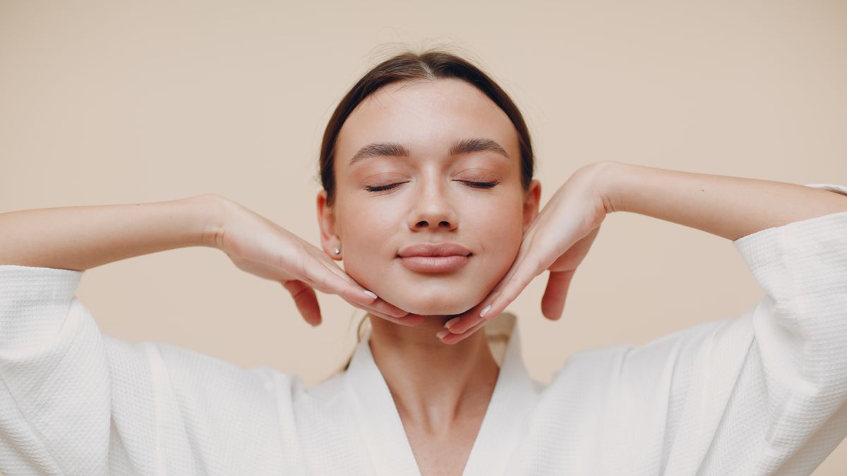 preview for Face yoga, la nuova tendenza per ottenere pelle più giovane