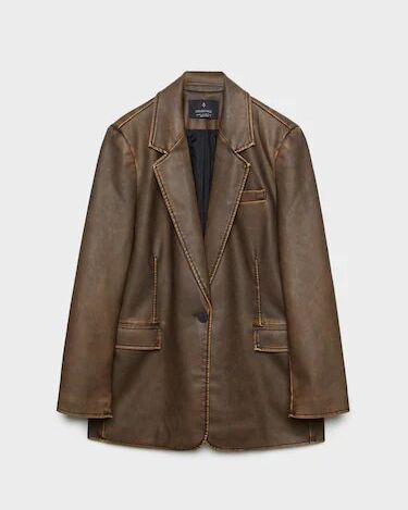 moda autunno 2023 scopri come abbinare il blazer secondo kaia gerber, cioè la giacca sartoriale in pelle e quella in velluto e i blazer a quadri da avere secondo gli street style