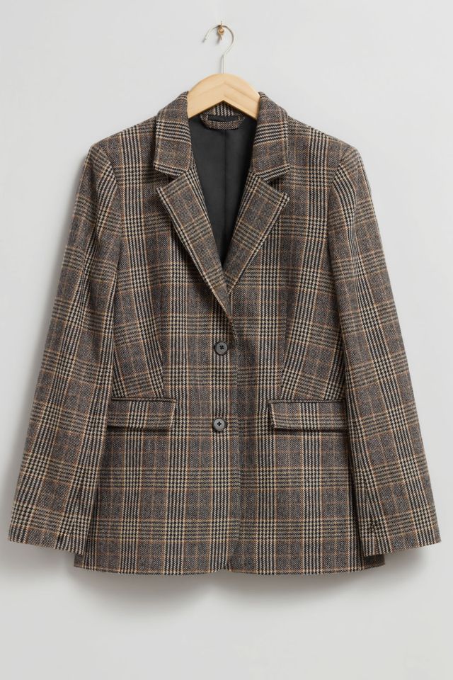 moda autunno 2023 scopri come abbinare il blazer secondo kaia gerber, cioè la giacca sartoriale in pelle e quella in velluto e i blazer a quadri da avere secondo gli street style